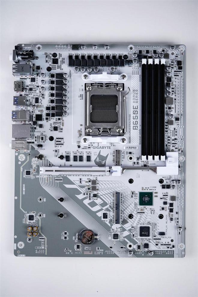 技嘉B650E AORUS STEALTH ICE背插主板评测：美貌与实力并存 锐龙9000最美座驾