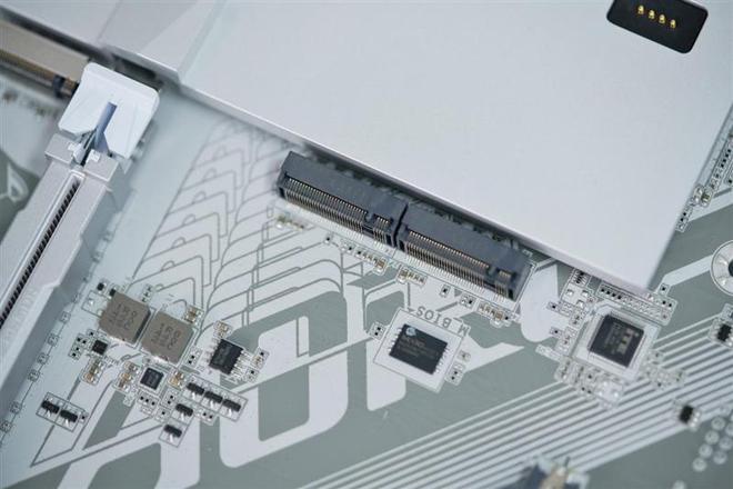 技嘉B650E AORUS STEALTH ICE背插主板评测：美貌与实力并存 锐龙9000最美座驾