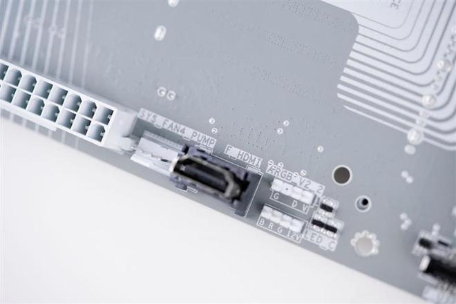 技嘉B650E AORUS STEALTH ICE背插主板评测：美貌与实力并存 锐龙9000最美座驾