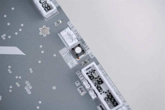 技嘉B650E AORUS STEALTH ICE背插主板评测：美貌与实力并存 锐龙9000最美座驾