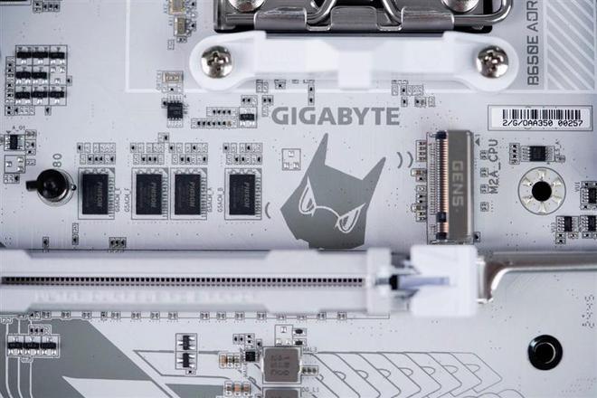 技嘉B650E AORUS STEALTH ICE背插主板评测：美貌与实力并存 锐龙9000最美座驾