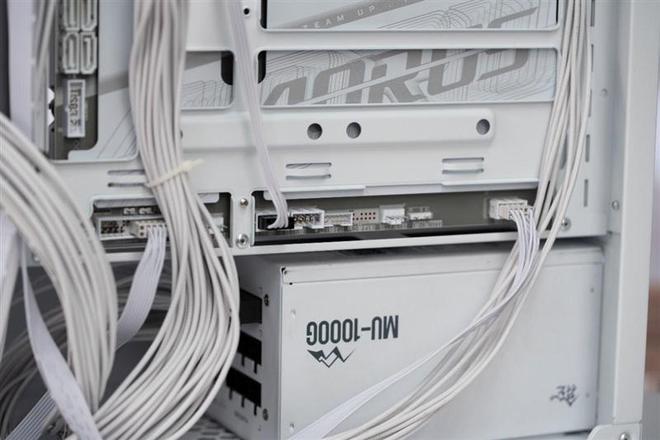 技嘉B650E AORUS STEALTH ICE背插主板评测：美貌与实力并存 锐龙9000最美座驾