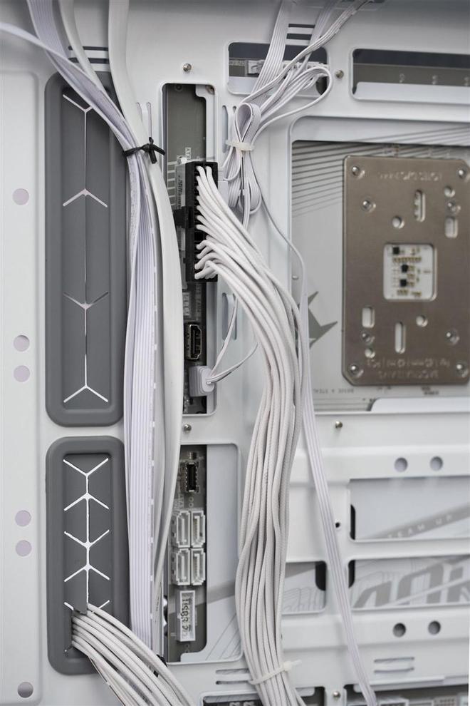 技嘉B650E AORUS STEALTH ICE背插主板评测：美貌与实力并存 锐龙9000最美座驾