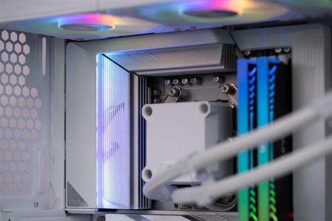 技嘉B650E AORUS STEALTH ICE背插主板评测：美貌与实力并存 锐龙9000最美座驾