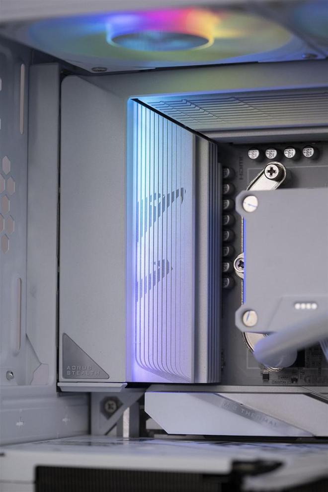 技嘉B650E AORUS STEALTH ICE背插主板评测：美貌与实力并存 锐龙9000最美座驾