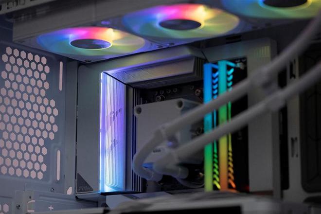 技嘉B650E AORUS STEALTH ICE背插主板评测：美貌与实力并存 锐龙9000最美座驾