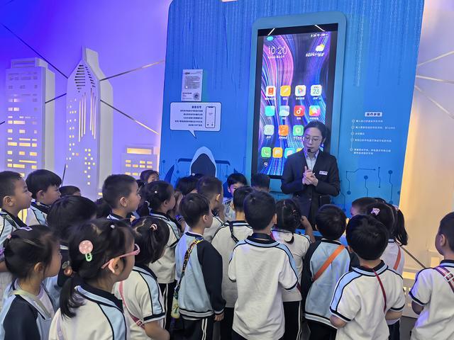 走进网络安全科技馆：探网络奥秘 与反诈“童”行