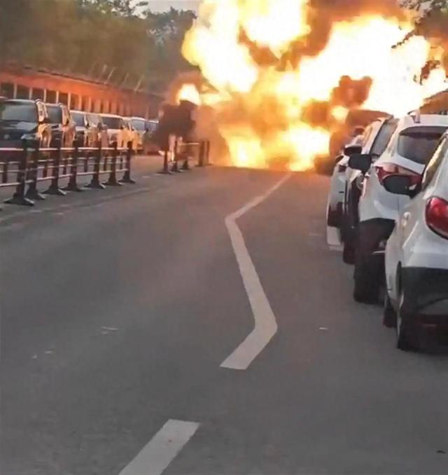南京一车辆爆燃附近车辆遭波及，一场未伤人的事故为何牵动神经？