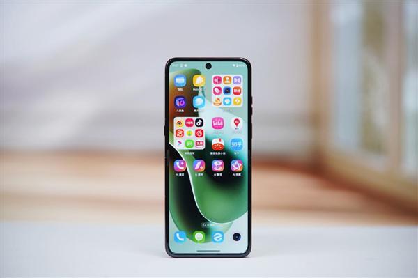 全球首款骁龙8至尊版小折叠！联想moto razr 60 Ultra图赏