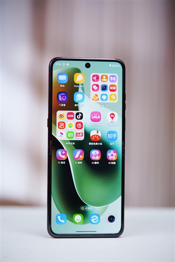 全球首款骁龙8至尊版小折叠！联想moto razr 60 Ultra图赏