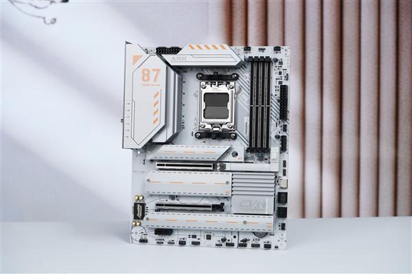 满血释放锐龙性能！七彩虹CVN X870 ARK FROZEN V14方舟图赏
