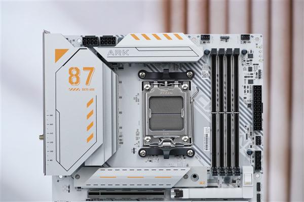 满血释放锐龙性能！七彩虹CVN X870 ARK FROZEN V14方舟图赏