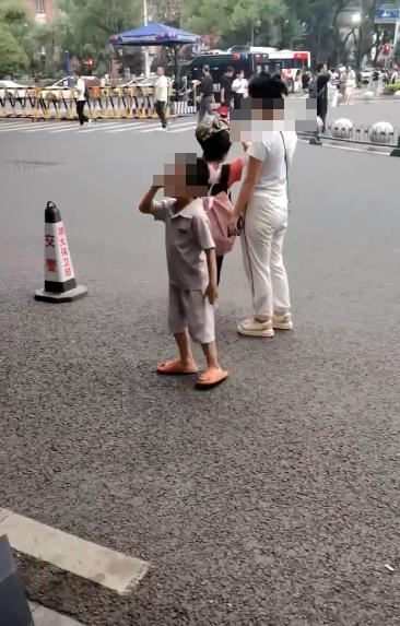 六岁男孩游玩岳麓山与妈妈走失，民警找回后弟弟鞠躬敬礼，警方建议留纸条写上家人电话