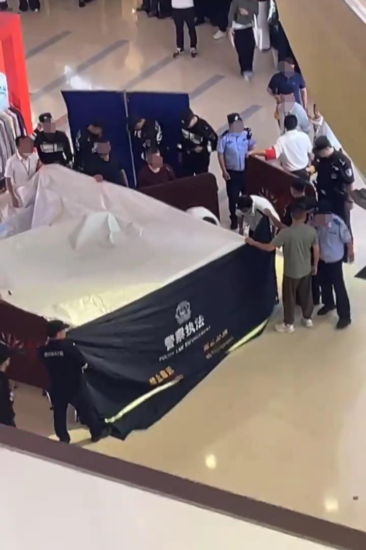 扬州一商场有人高坠，急救部门：已不幸身亡