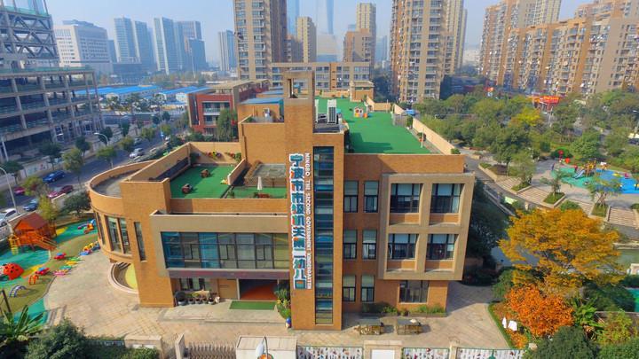 宁波一幼儿园被曝捆绑一孩童，官方：正在核实处理