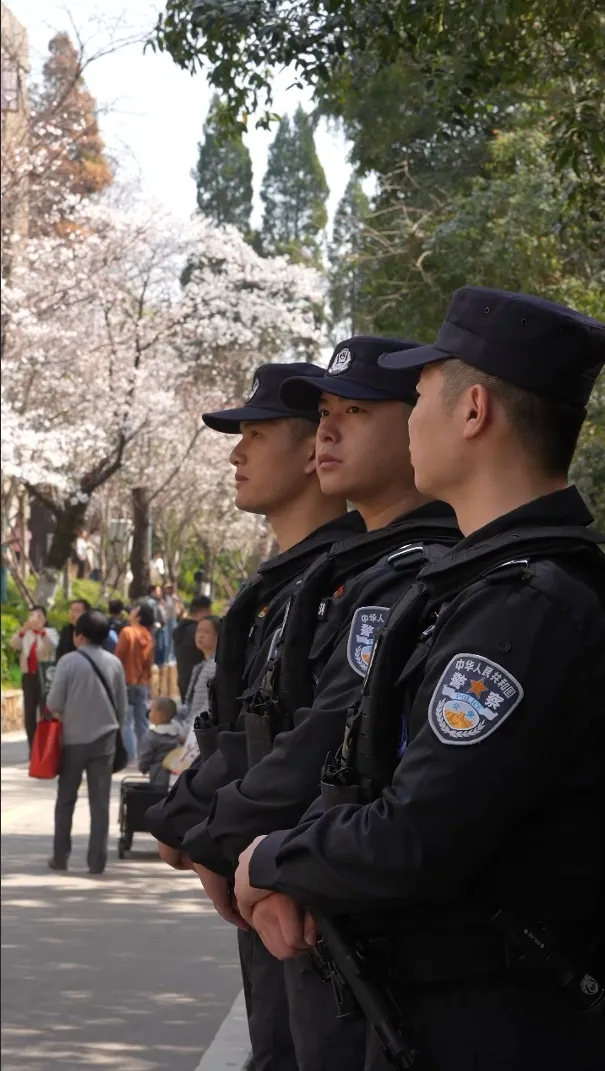 武大毕业当特警，回母校执勤反差感拉满！