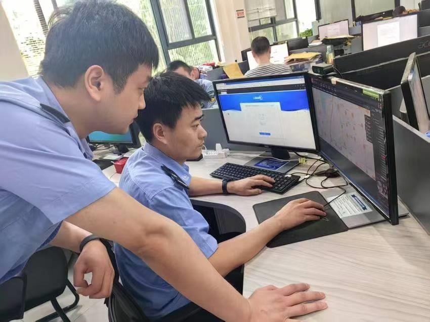 价值2万元的快递被清洁工误扔后，又被拾荒者捡走，民警6小时追回失物