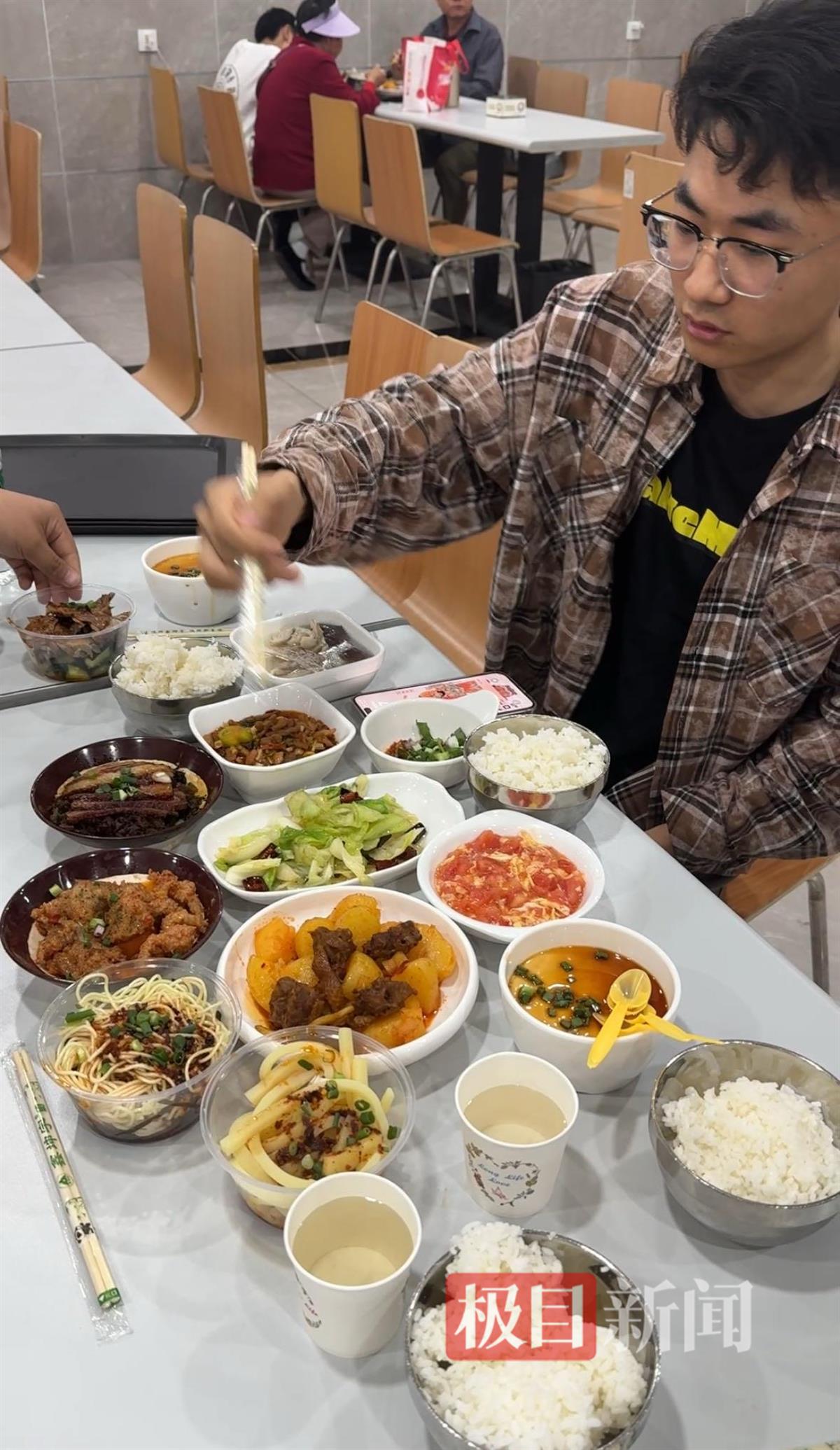 长假最后一日荣昌区政府食堂仍受游客追捧，河南小伙上午9点多来排队吃午饭