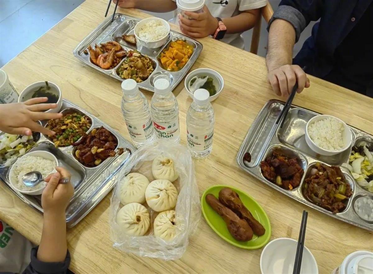 有游客和家人一起到衢州市政府食堂体验。图/受访者提供