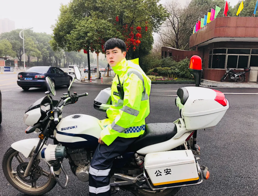 武大毕业当特警，回母校执勤反差感拉满！
