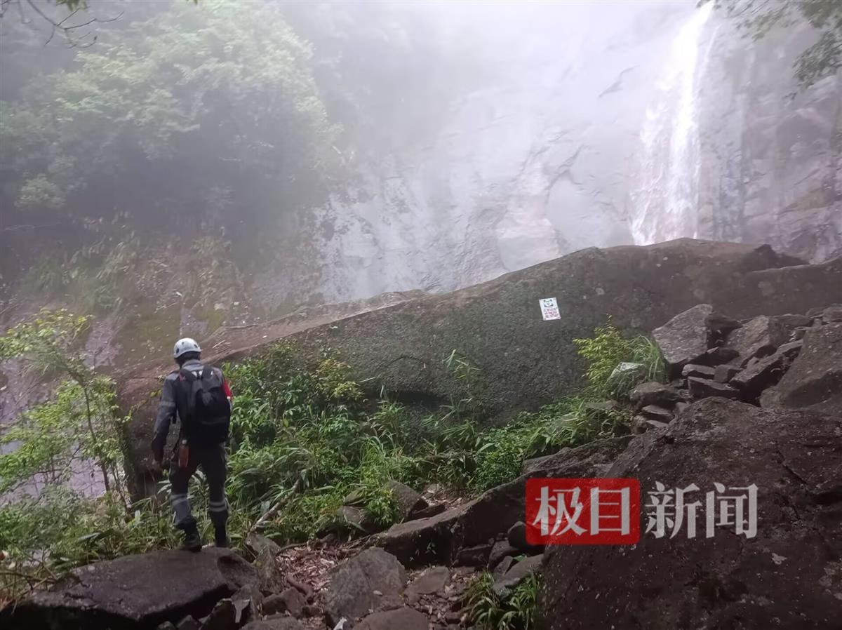 8岁男童失踪搜救现场夜间温度不到10℃，有救援人员半天走4万步