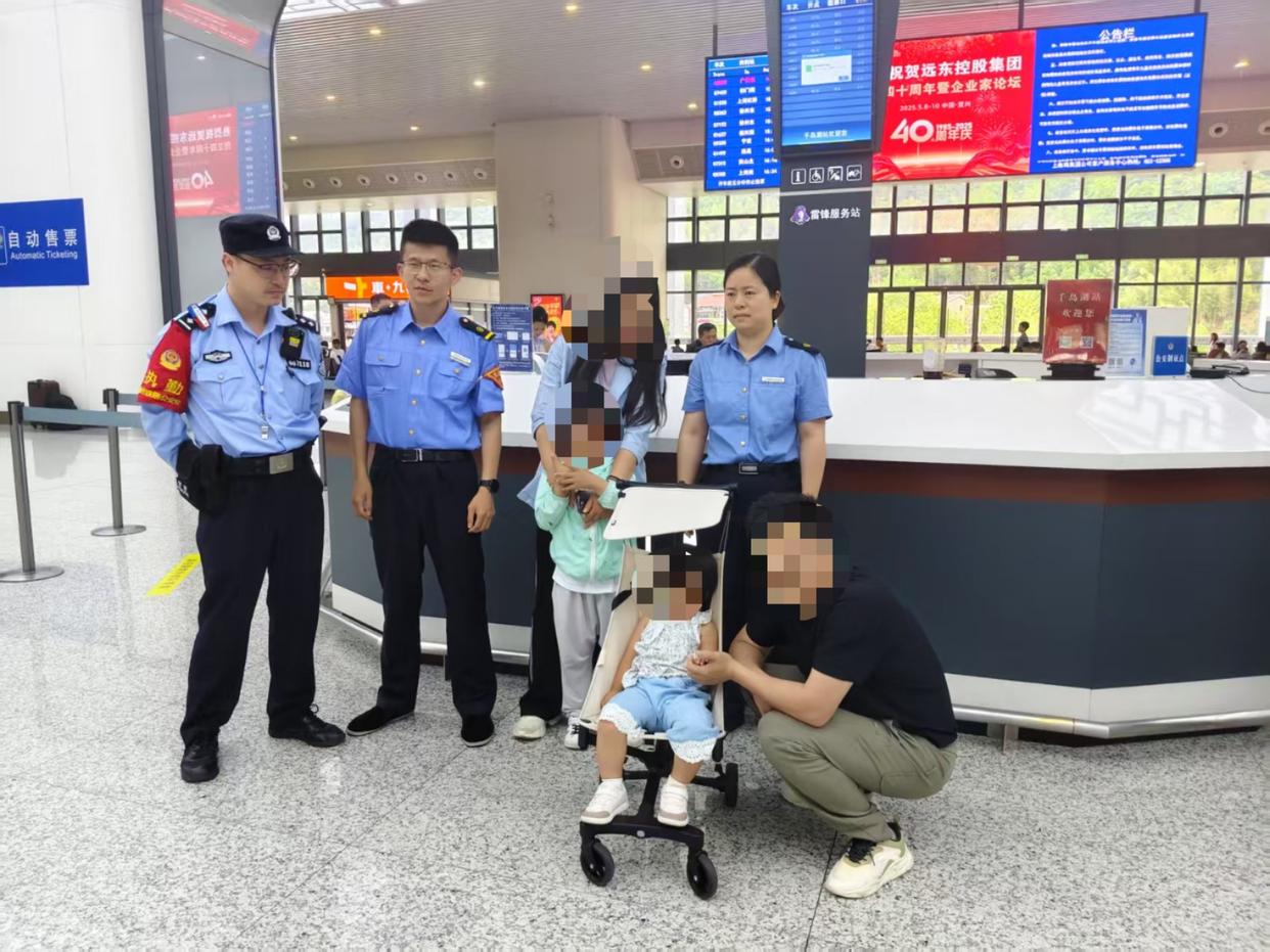 “心大”的爸妈遇到了“淡定”的娃，5岁哥哥带2岁妹妹独自下了高铁……