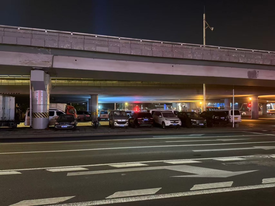 “没等来冰雹，但举措很暖心”，北京多处停车场及桥下空间免费开放