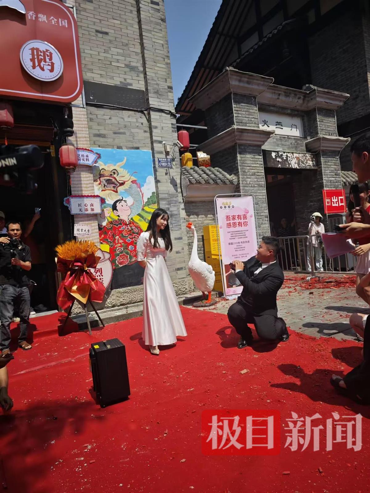 救火英雄龙麻子同日开店又领证，办长桌宴庆祝双喜临门，“今天是我最帅的一天”