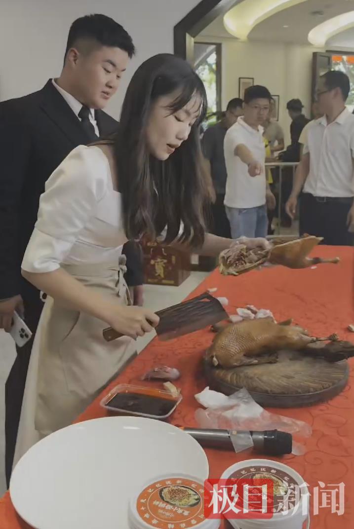 救火英雄龙麻子同日开店又领证，办长桌宴庆祝双喜临门，“今天是我最帅的一天”