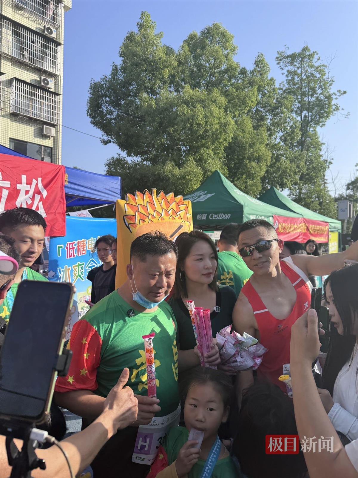 “卤鹅哥”来荣昌半程马拉松现场投喂，有选手抱鹅参赛，奖品也是卤鹅