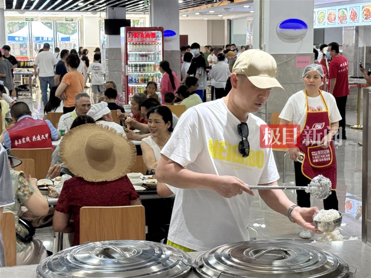 经理称“五一”首日近7000名游客挤爆荣昌政府食堂，吃掉280盆米饭、超过1500斤猪肉