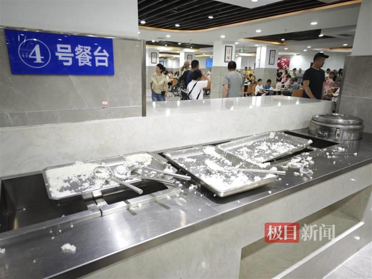 五一游客“攻占”荣昌政府食堂：政府大门停满车，饭碗都不够用