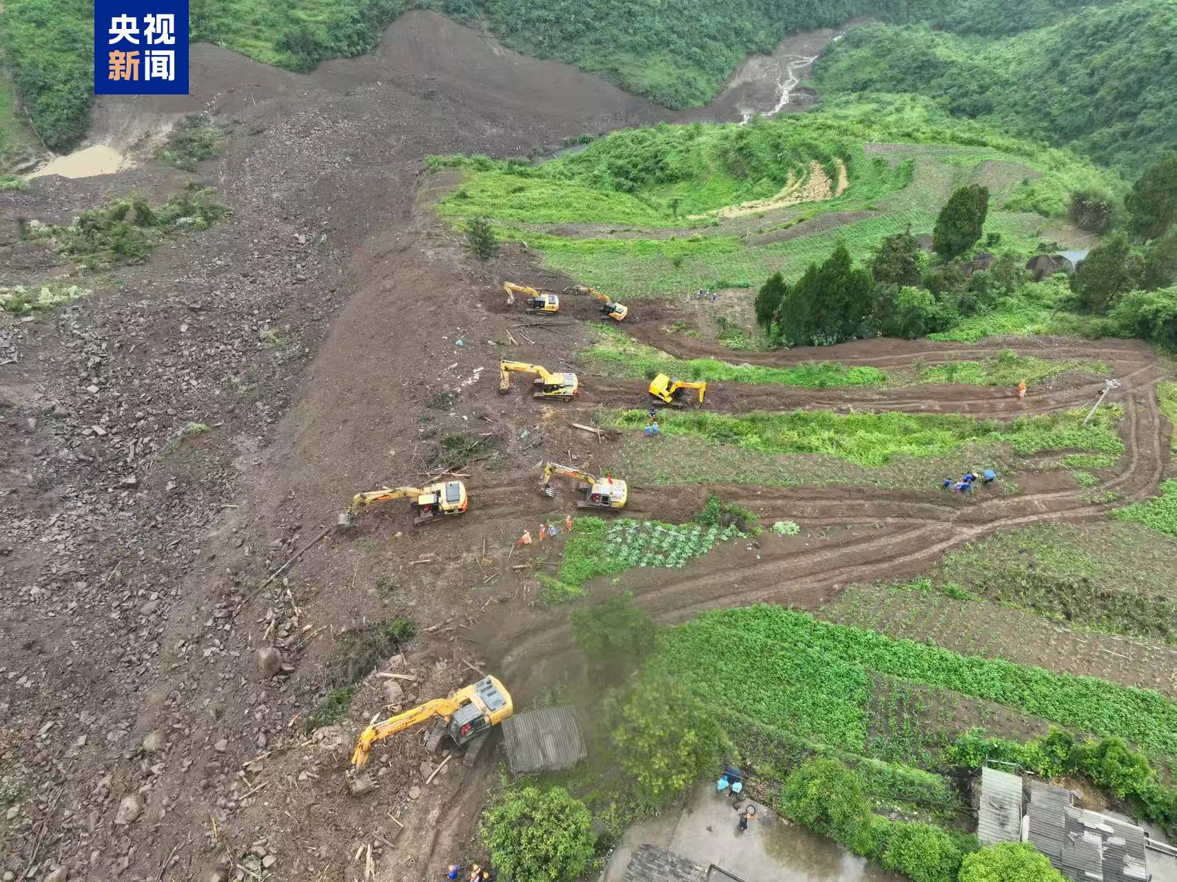 贵州大方山体滑坡救援现场：重型装备已进入 全力搜救被困人员