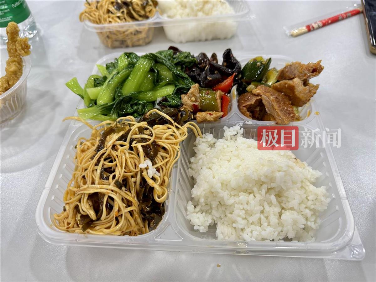 经理称“五一”首日近7000名游客挤爆荣昌政府食堂，吃掉280盆米饭、超过1500斤猪肉