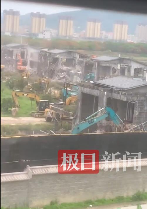 居民称耗资上亿元的违建豪宅“英之园”已开始拆除，多台挖机正在作业，官方回应