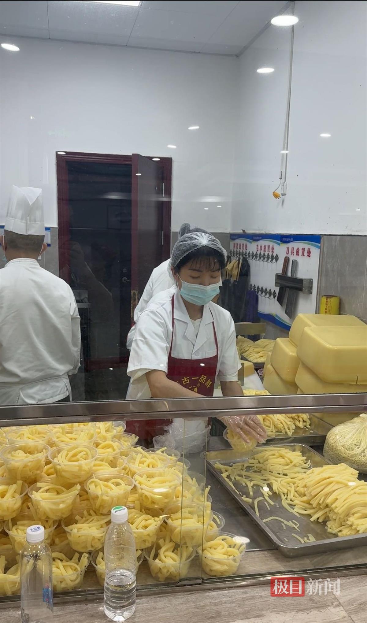 荣昌区政府食堂4天接待游客54000人，志愿者砍卤鹅虎口红肿起泡