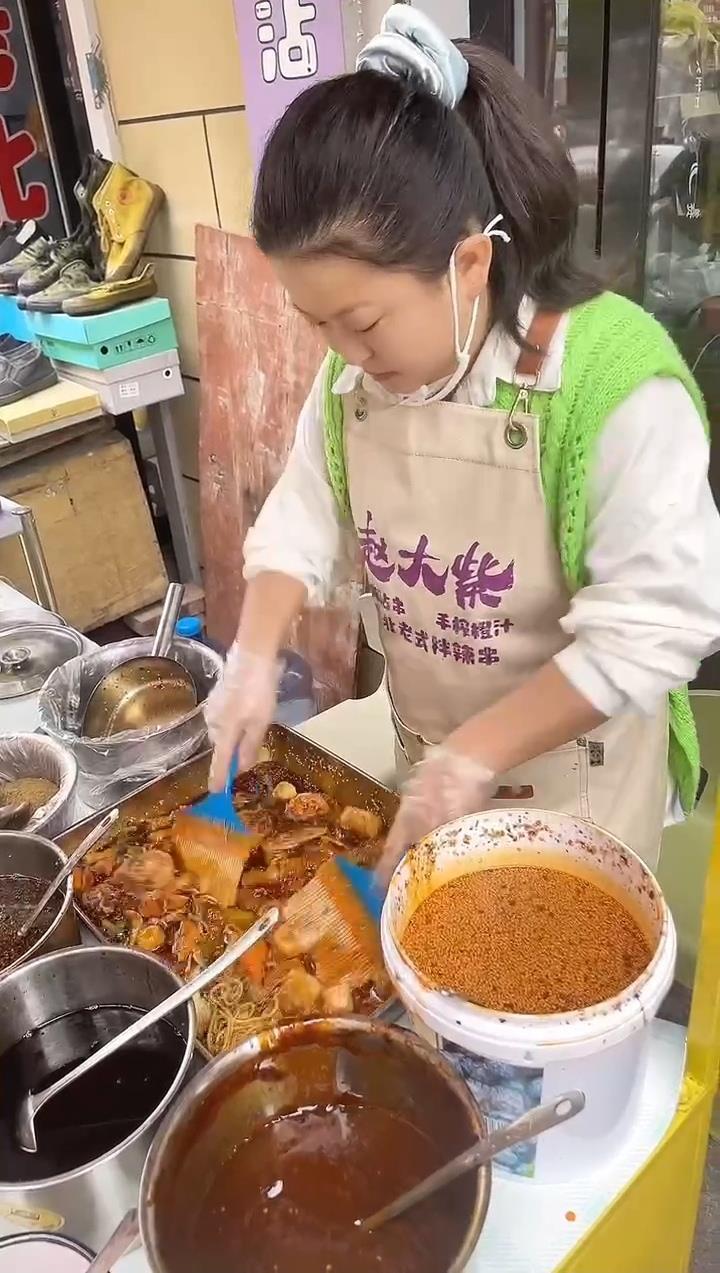 摆摊（受访者供图）.jpeg