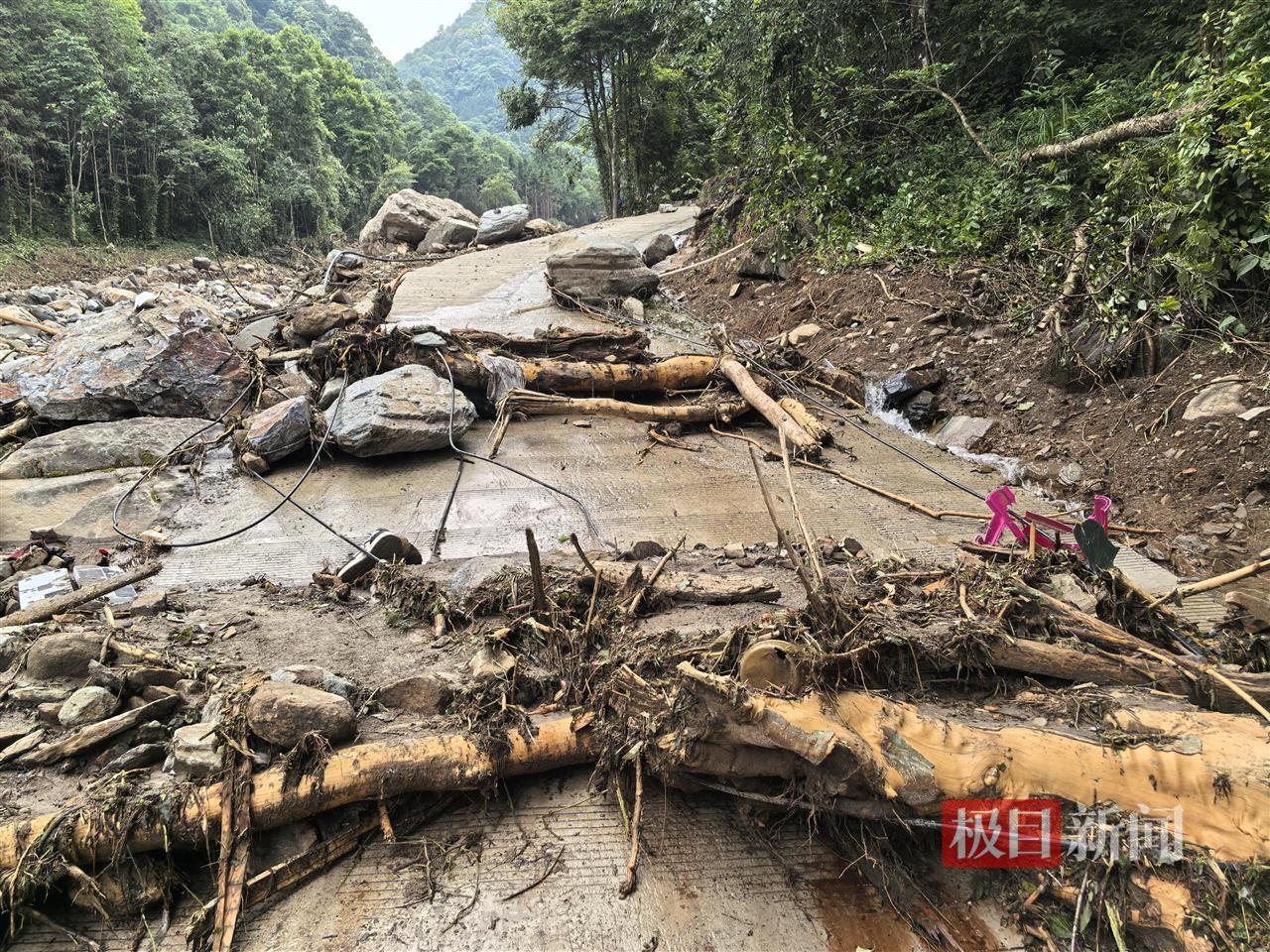 极目新闻记者直击广西龙胜县山洪泥石流灾害救援现场，有几幢木制房屋地基已基本悬空