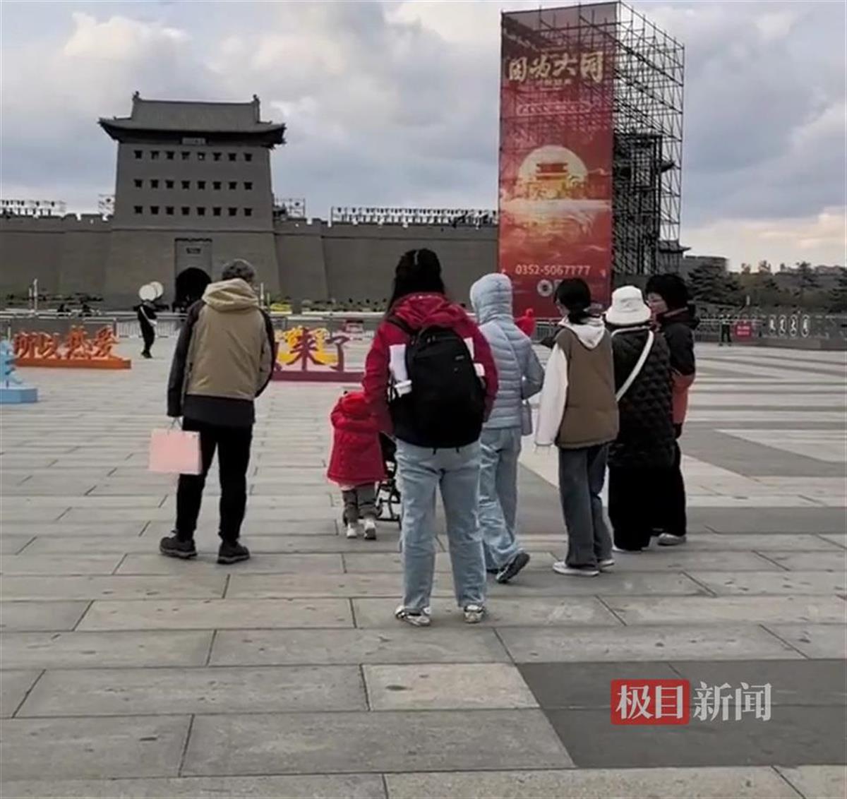 穿冬装的游客（视频截图）.jpeg