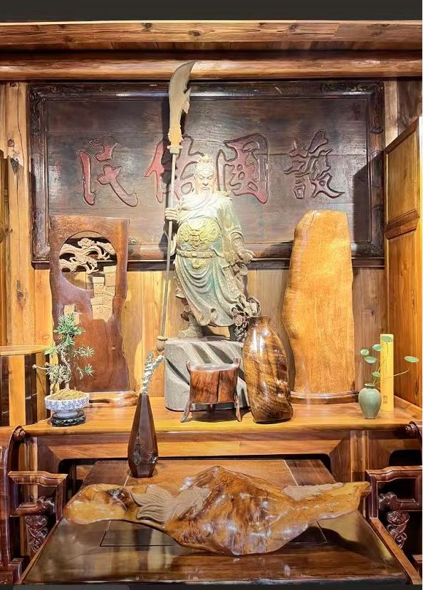 长沙一金丝楠木展厅突起火，当地通报：未造成人员伤亡，起火原因正调查