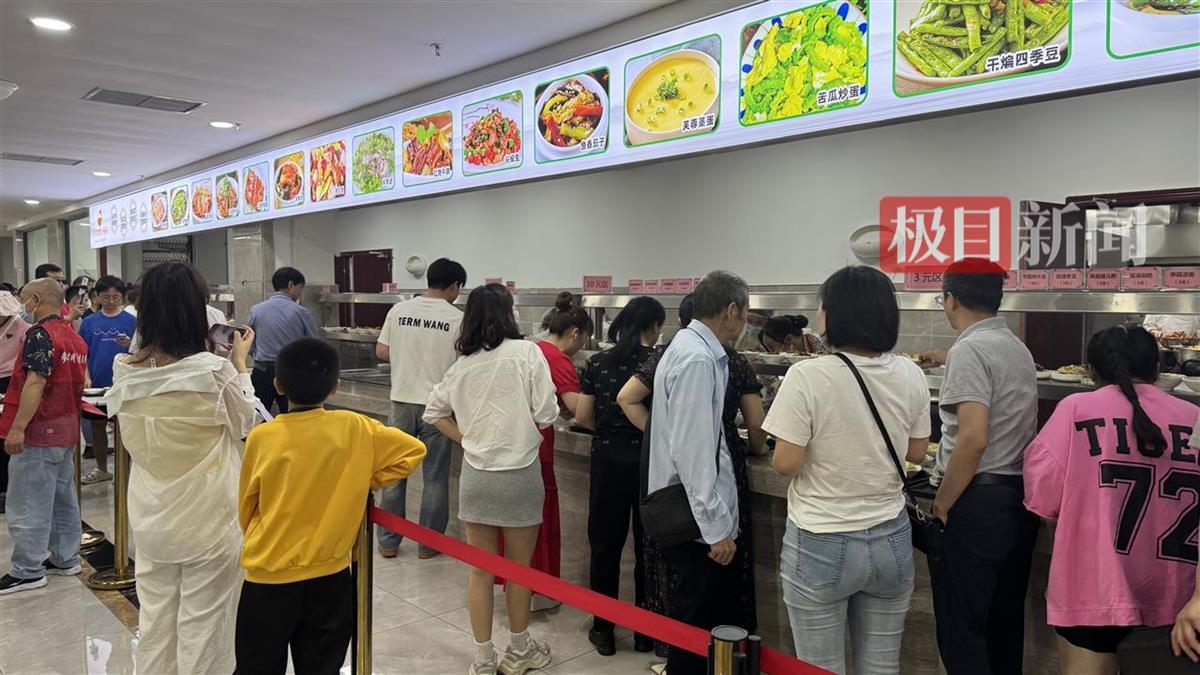 经理称“五一”首日近7000名游客挤爆荣昌政府食堂，吃掉280盆米饭、超过1500斤猪肉