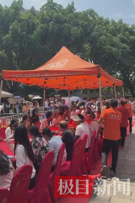 救火英雄龙麻子同日开店又领证，办长桌宴庆祝双喜临门，“今天是我最帅的一天”