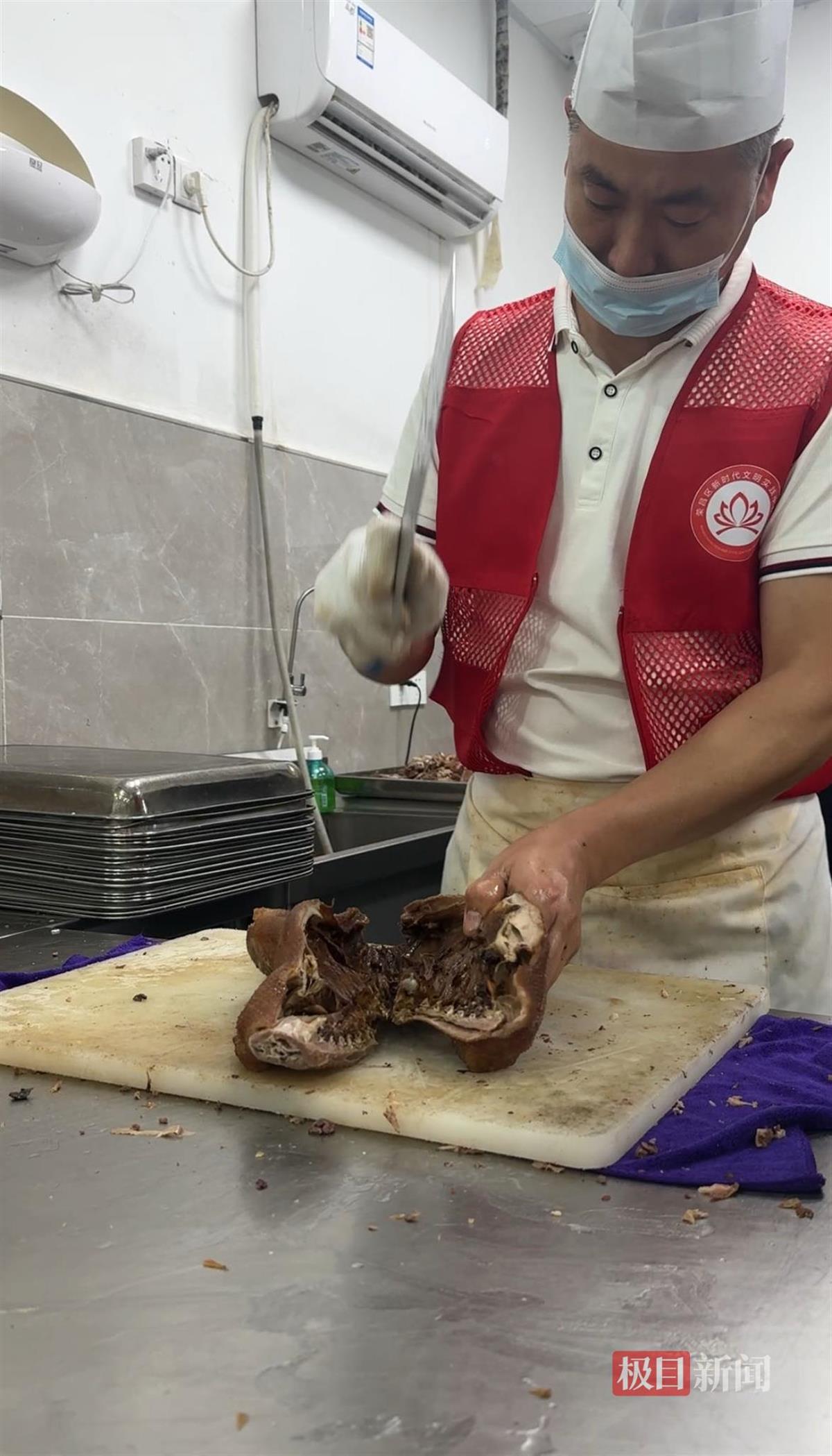 荣昌区政府食堂4天接待游客54000人，志愿者砍卤鹅虎口红肿起泡