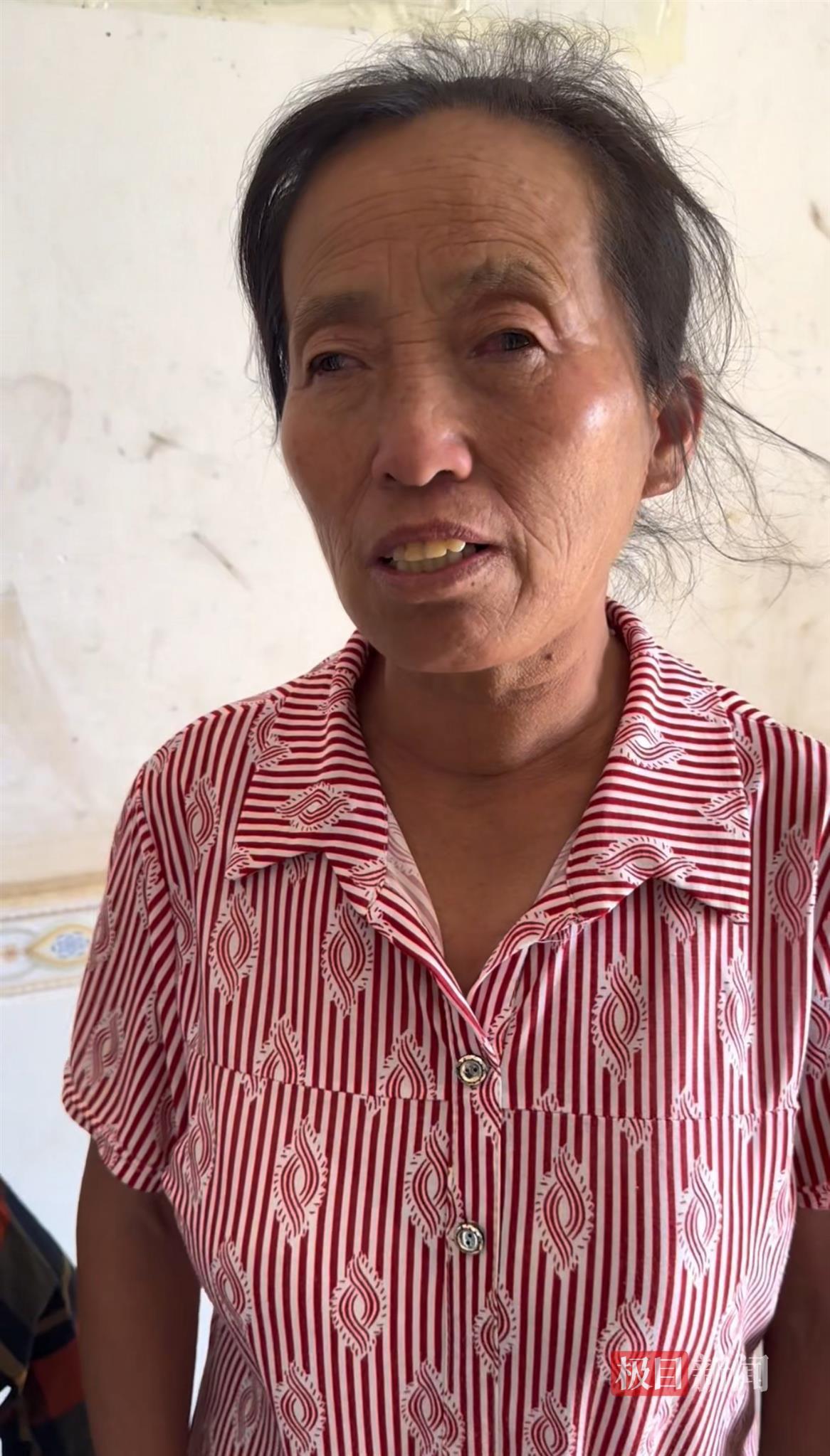 婶婶含泪送别救人英雄高武：上有生病的老母亲下有一儿一女，家中“顶梁柱”塌了