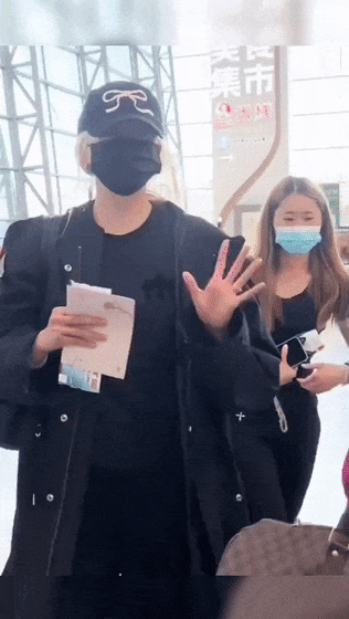关晓彤左手无名指戴戒指 疑似回应