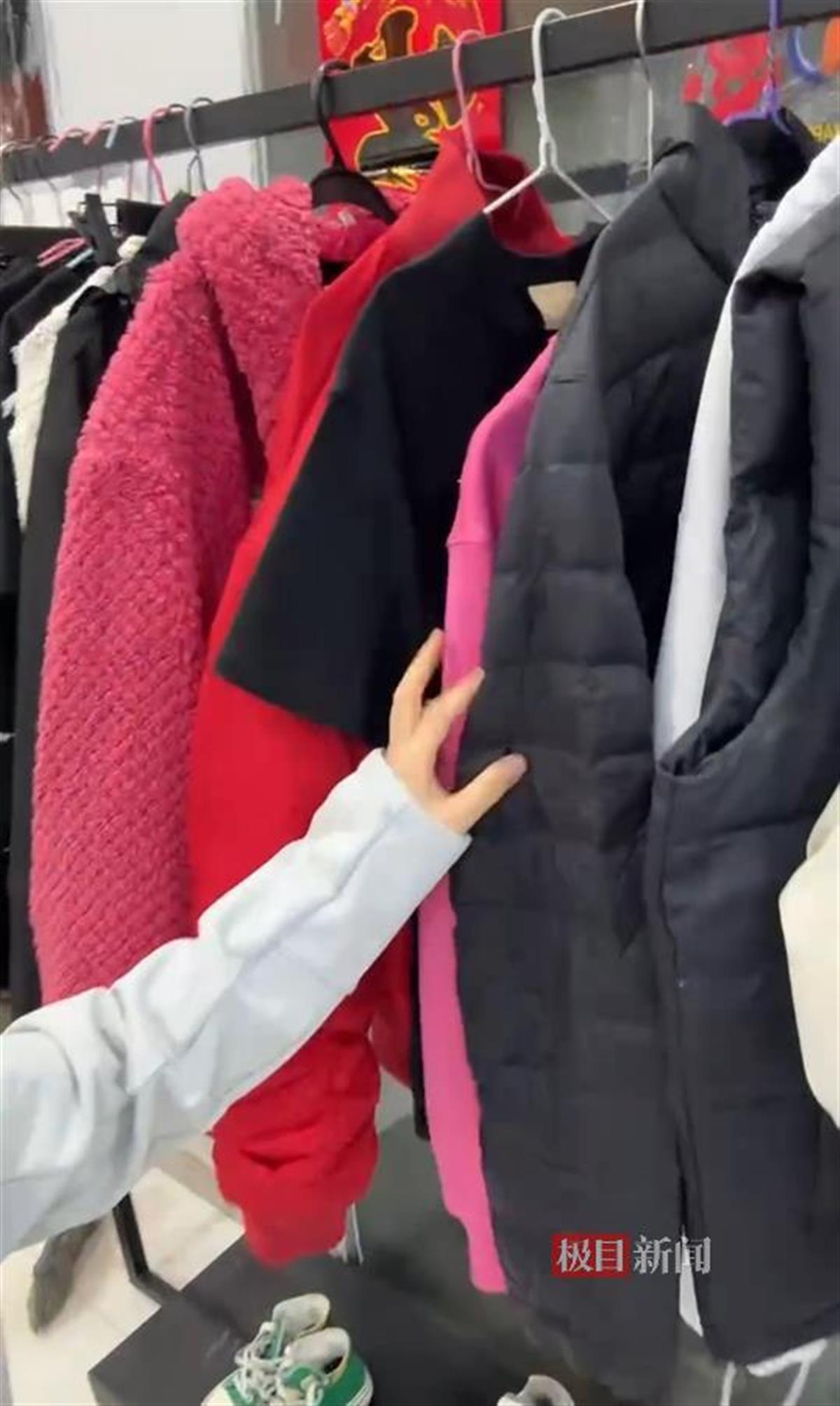 免费赠送的衣服（受访者供图）.jpeg