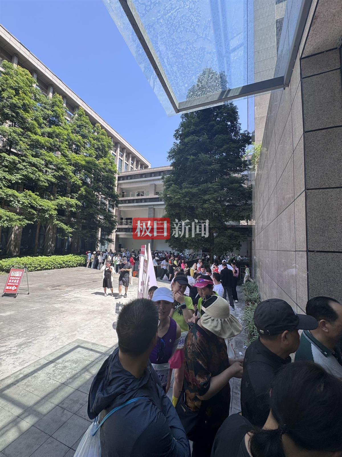 荣昌半马后政府食堂再排长队，运动员和游客前来品尝卤鹅