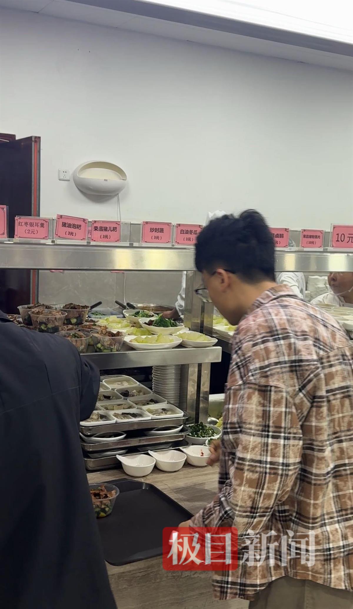 长假最后一日荣昌区政府食堂仍受游客追捧，河南小伙上午9点多来排队吃午饭