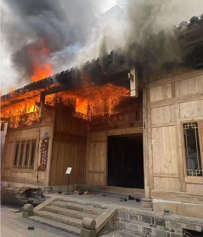 长沙一金丝楠木展厅突起火，当地通报：未造成人员伤亡，起火原因正调查