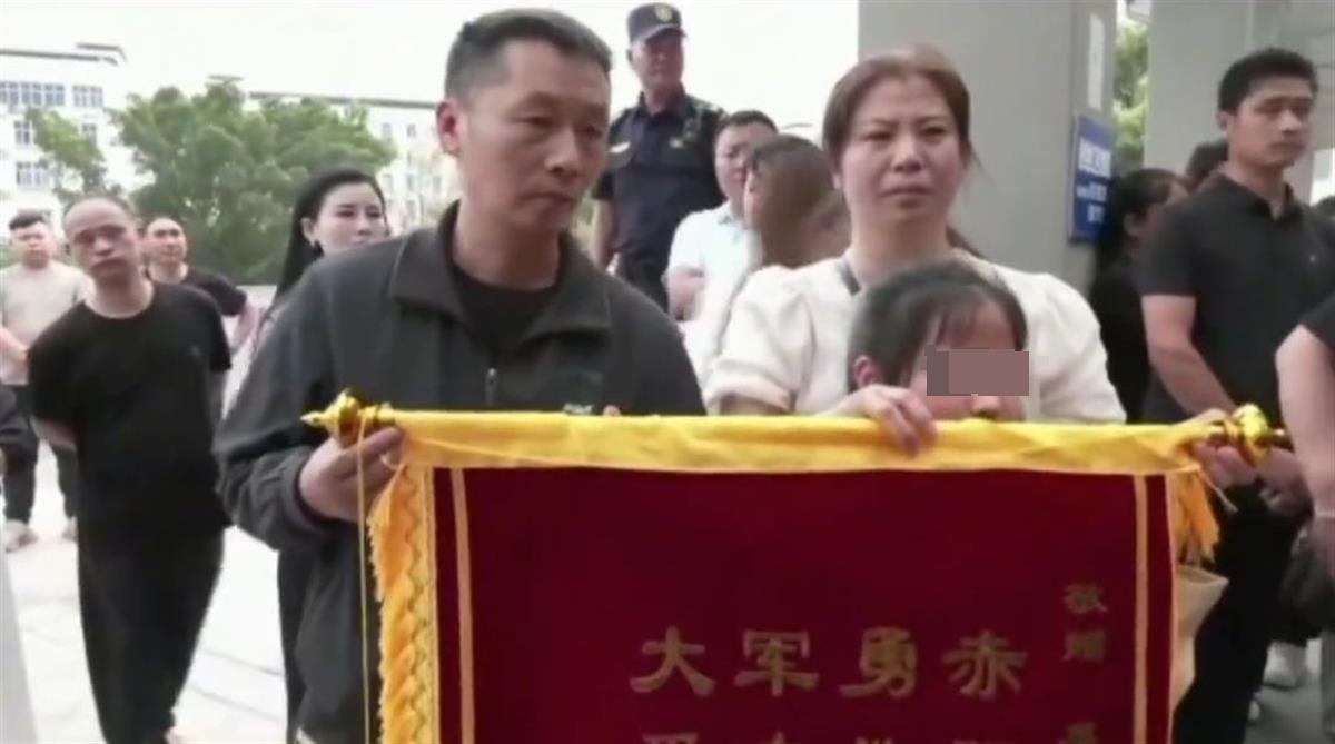 勇救落水男童牺牲的退役武警高武告别式已举办，温州慈善组织：将承担其孩子学费